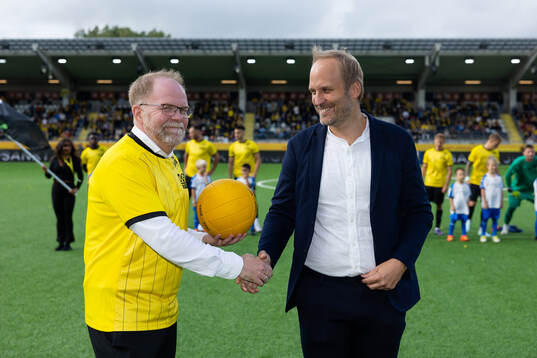 Häckens ordförande Anders Billström tar emot