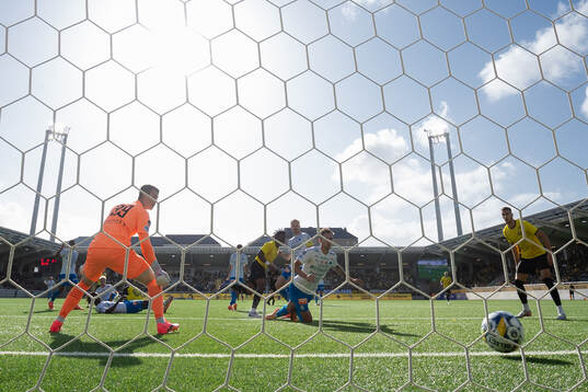 Häckens Jeremy Agbonifo skjuter 1-0 i mål bakom Värnamos