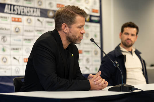 Häckens tränare Pål Arne Johansen på presskonferensen