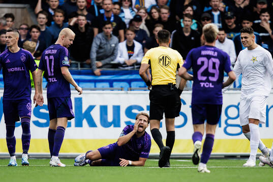 Djurgårdens Daniel Stensson får en varning