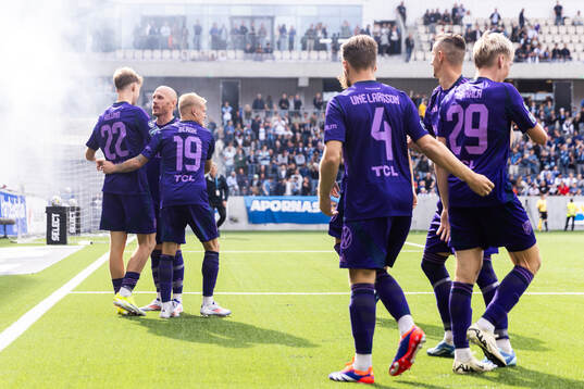 Djurgårdens Patric Åslund jublar med lagkamrater