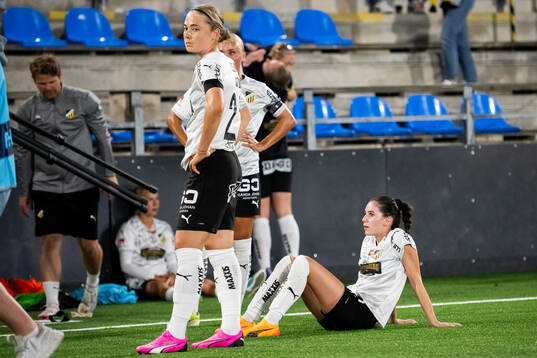 Häckens Clarissa Larisey deppar
