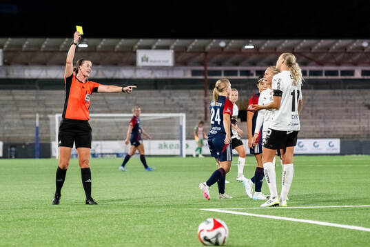 Domare Lovisa Johansson varnar Häckens Elma Junttila