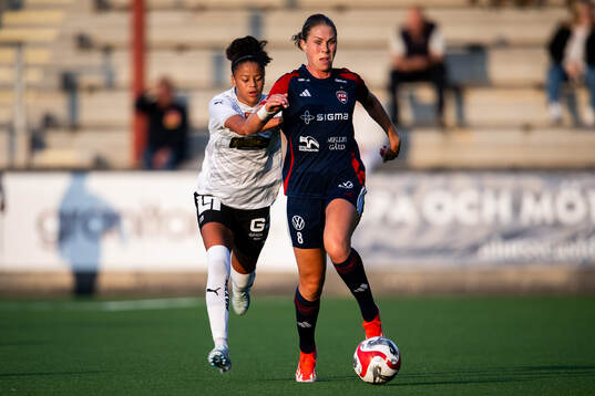 FC Rosengårds Rebecca Knaak jagas av Häckens Felicia