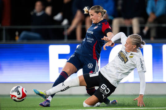Häckens Filippa Curmark resar framför FC Rosengårds Ria