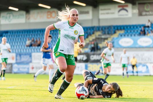 Hammarbys Cathinka Tandberg och Trelleborgs målvakt Ebba