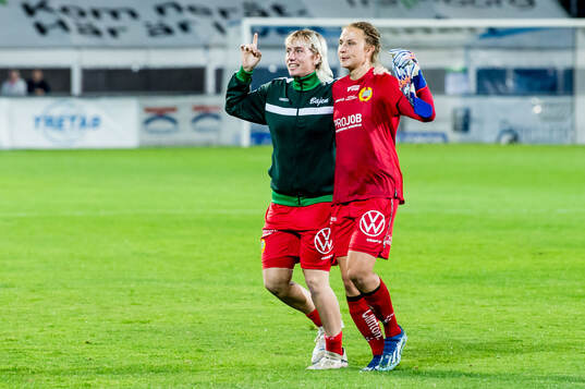 Hammarbys målvakt Moa Edrud och målvakt Anna Tamminen