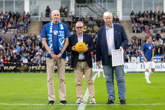 Ola Rydén, SEF, lämnar över bollen till Rutger Backe och