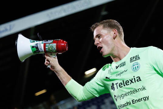 Västerås målvakt Johan Brattberg jublar