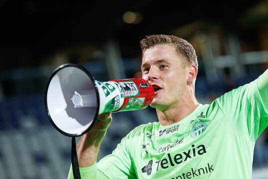 Västerås målvakt Johan Brattberg jublar