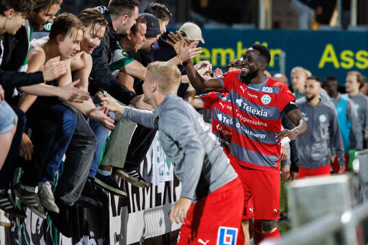 Västerås Frederic Nsabiyumva jublar med publiken