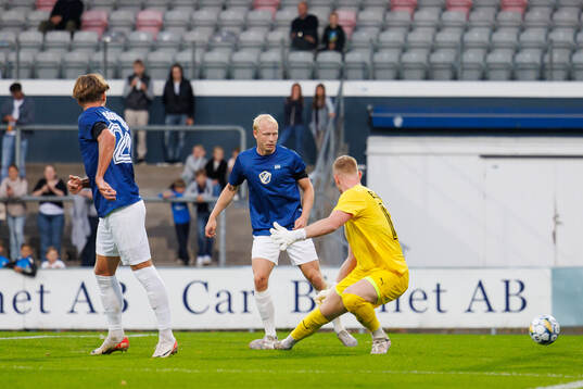 Halmstads målvakt Tim Erlandsson ser bollen gå in till 0-1