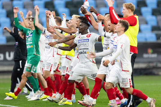 Degerfors spelare jublar