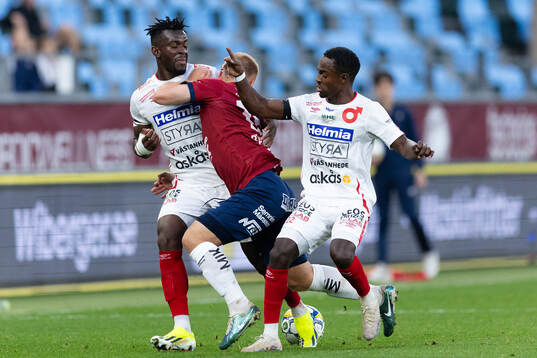 Degerfors Mamadouba Diaby och Nahom Girmai Netabay stoppar