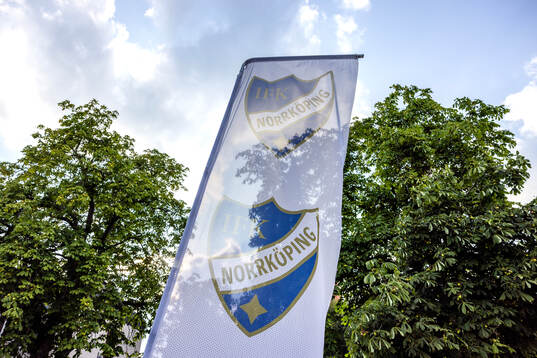 En flagga med IFK Norrköpings klubbmärke