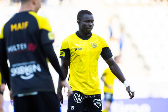 Mjällbys Abdoulie Manneh på uppvärmningen