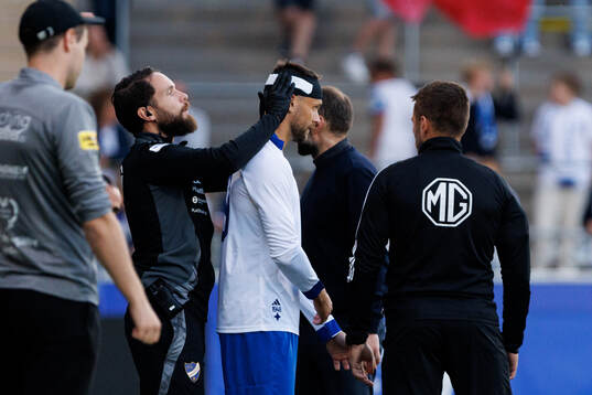 IFK Norrköpings Max Watson får bandage runt huvudet
