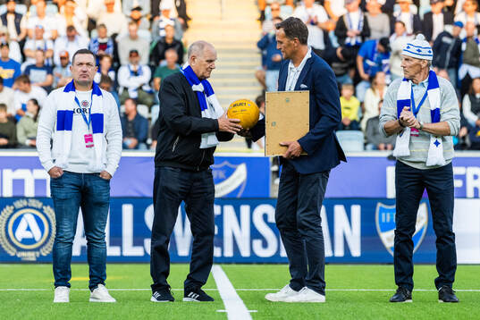 Svante Samuelsson SEF delar ut en jubileumsboll till Tommy