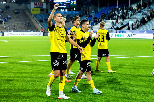 Mjällbys Rasmus Wikström och Timo Stavitski jublar