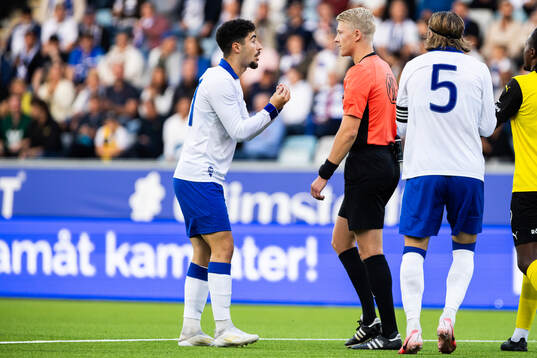 IFK Norrköpings Ismet Lushaku och domare Adam Ladebäck