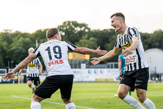 Landskronas Vincent Sundberg och Robin Dzabic jublar