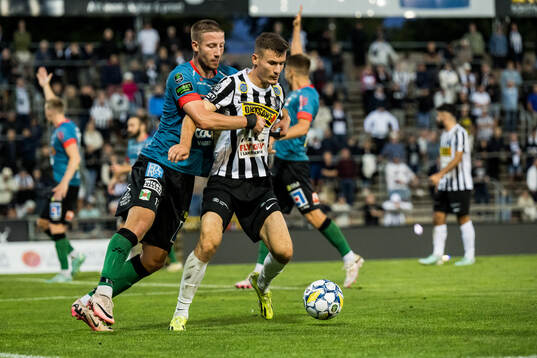 Varbergs Kevin Custovic  och Landskronas Robin Dzabic