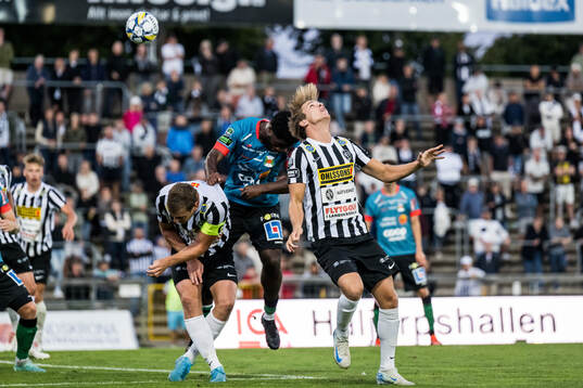 Varbergs Kevin Appiah Nyarko och Landskronas Victor Karlsson