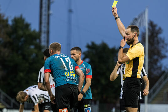Varbergs Kevin Custovic får ett gult kort av Domare