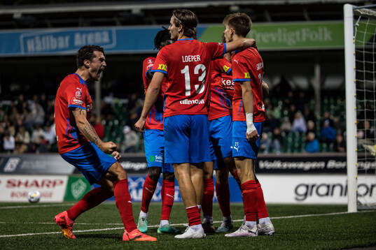 Helsingborgs Jon Birkfeldt och Taylor Silverholt jublar