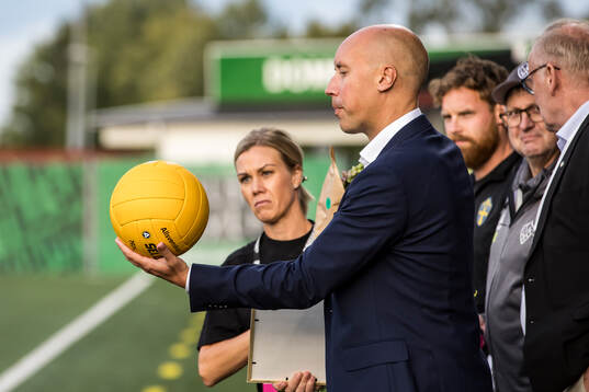 Simon Åström med jubileumsbollen