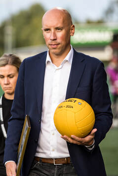 Simon Åström med jubileumsbollen