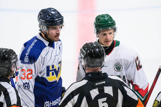 HV71s Oscar Engsund och Frölundas Max Friberg