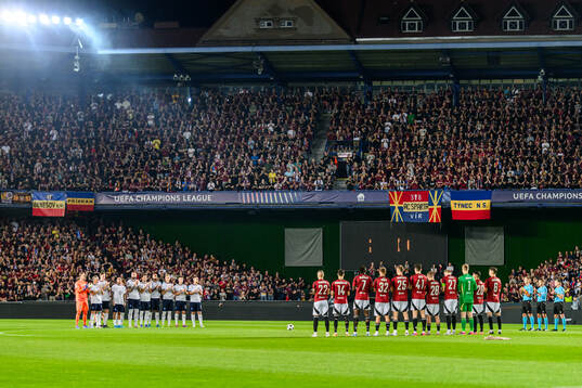 Players of Malmö FF and of Sparta Prague pay tribute to