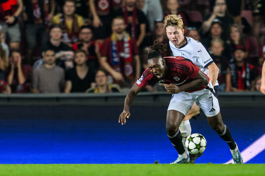 Victor Olatunji of Sparta Prag and Nils Zätterström of