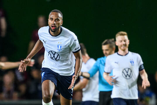 Isaac Kiese Thelin of Malmö FF looks dejected