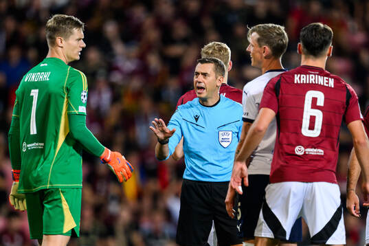 Referee Clement Turpin