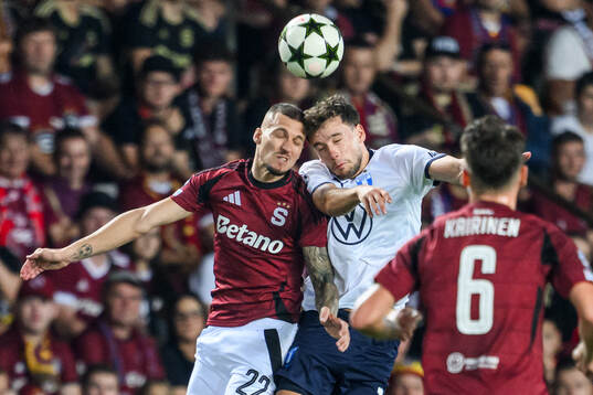 Lukas Haraslin of Sparta Prag and Colin Rösler of Malmö FF