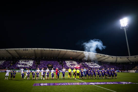 The players at line up