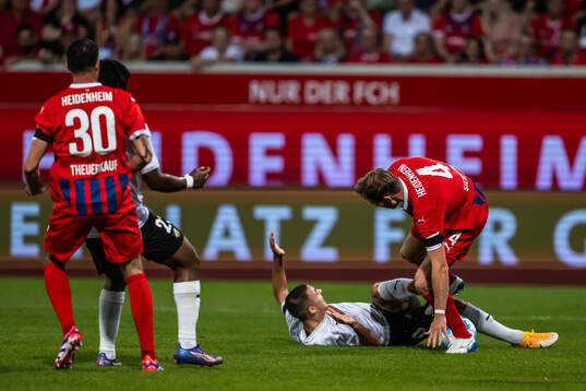 Ali Youssef of Häcken and Jan Schöppner of Heidenheim