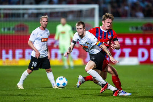 Simon Gustafson of Häcken and Mikkel Kaufmann of Heidenheim