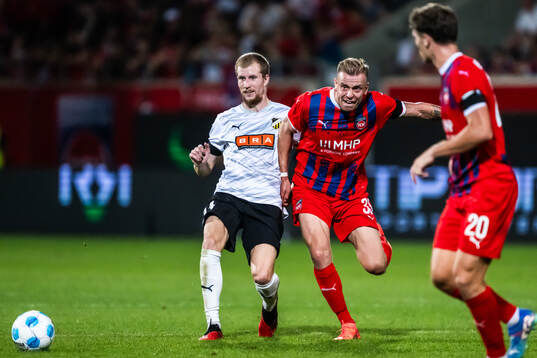Simon Gustafson of Häcken and Lennard Maloney of Heidenheim