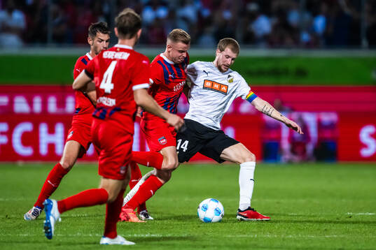 Lennard Maloney of Heidenheim and Simon Gustafson of Häcken