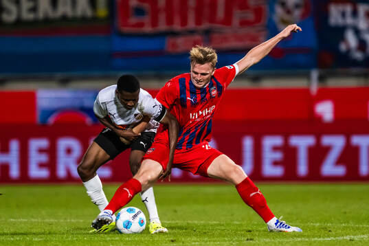 Akoua Romeo Amane of Häcken och Mikkel Kaufmann of