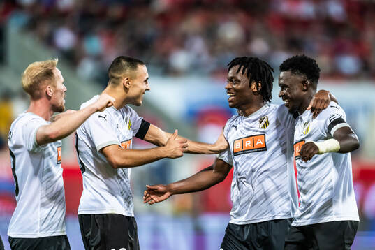Jeremy Agbonifo of Häcken celebrate with teammates