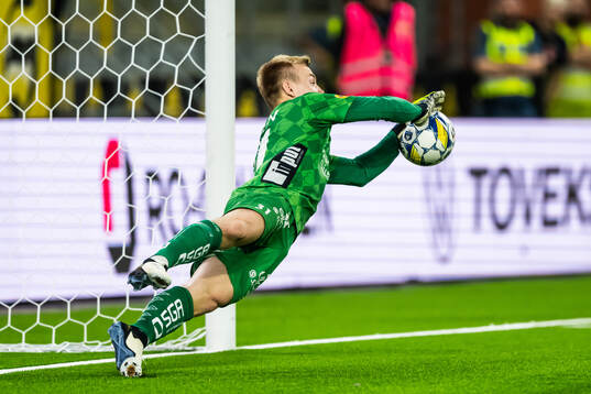 Goalkeeper Isak Pettersson of Elfsborg at a penalty shoot