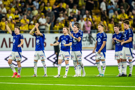 Players of Molde at the penalty shoot out