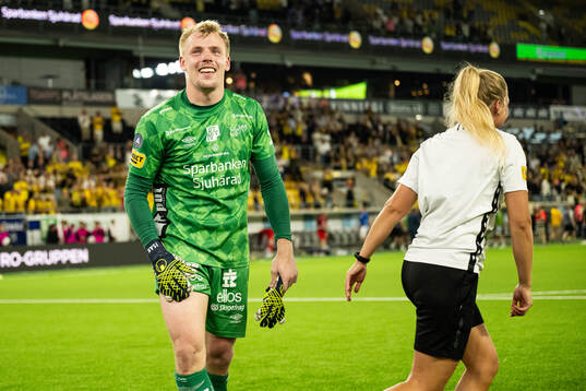Goalkeeper Isak Pettersson of Elfsborg celebrate