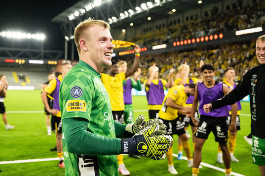 Goalkeeper Isak Pettersson of Elfsborg celebrate