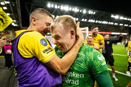 Goalkeeper Isak Pettersson of Elfsborg celebrate