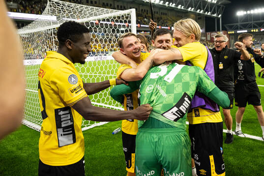 Goalkeeper Isak Pettersson of Elfsborg celebrate